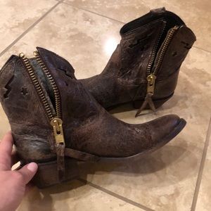 Short leather boots by Steven